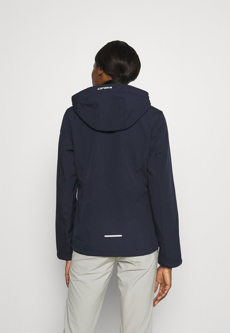 Veste imperméable bleu marine avec capuche, poignets élastiques et un accent réfléchissant blanc à l'arrière. Texture de tissu lisse et mat.