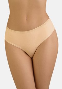 Beige højtaljede trusser med glat tekstur, bølget talje og minimale sømme for komfort og et usynligt look under tøjet.