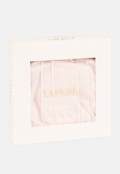 Caixa de presente em tecido rosa com uma janela transparente. A caixa é adornada com um padrão geométrico e um logótipo dourado "LA PERLA".