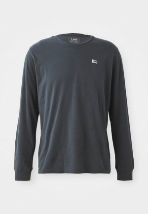 T-shirt nera a maniche lunghe in cotone con scollo rotondo, caratterizzata da un piccolo logo ricamato bianco sul lato sinistro del petto.