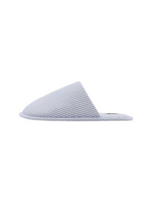 Stribede stofslippers i lyseblå og hvid. Har en afrundet, dækket tådesign og en tekstureret sål med en syet kant.