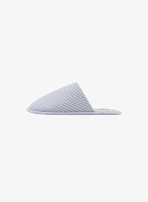 Pantofole in tessuto a righe di colore azzurro chiaro e bianco. Presentano un design con punta coperta e arrotondata e una suola texture con bordo cucito.