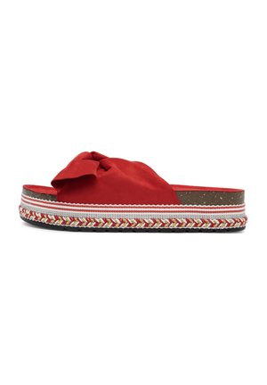 Sandalo platform slip-on rosso con una grande fascia di tessuto intrecciato e dettagli multicolori intrecciati sulla suola.