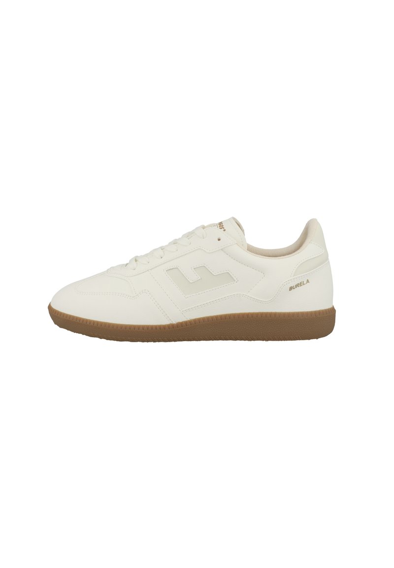 Vita syntetiska sneakers med brun gummisula, featuring rund tå, platta snören och subtil sidologotypdetaljering. Slät yta.