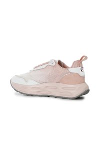 Sneakers con tomaia in mesh di colore rosa chiaro e bianco, dotati di una suola imbottita rosa, punta arrotondata e suola in gomma grigia per la trazione.