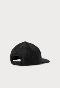 Casquette de baseball noire avec sangle ajustable, motif de lettrage en relief subtil, vue de l'arrière et légèrement sur le côté.