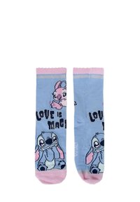 Calze blu chiaro con bordi rosa che presentano personaggi e testo: "L'AMORE È MAGIA" in nero. Materiale morbido con una texture liscia.