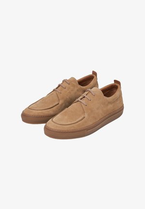 Wildleder-Sneaker in Tan mit abgerundetem Zehenbereich, minimaler Nahtführung und braunen Gummisohlen. Mit Schnürverschluss und gestickten Akzenten.