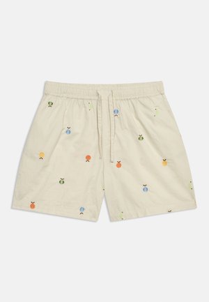 Μπεζ σορτς με ελαστική μέση και κορδόνι, διακοσμημένα με μικρά πολύχρωμα κεντητά μοτίβα φρούτων, συμπεριλαμβανομένων πορτοκαλιών, μπανάνας και μπλε και πράσινων φρούτων.