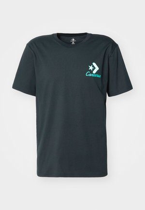 T-shirt de algodão preto com mangas curtas, apresentando um logo turquoise na área do peito esquerdo, com decote redondo e corte descontraído.