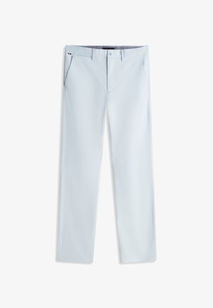 Jasnoniebieskie spodnie wykonane z gładkiej tkaniny, z zapięciem na guziki, przednimi kieszeniami oraz prostymi nogawkami bez wzorów.