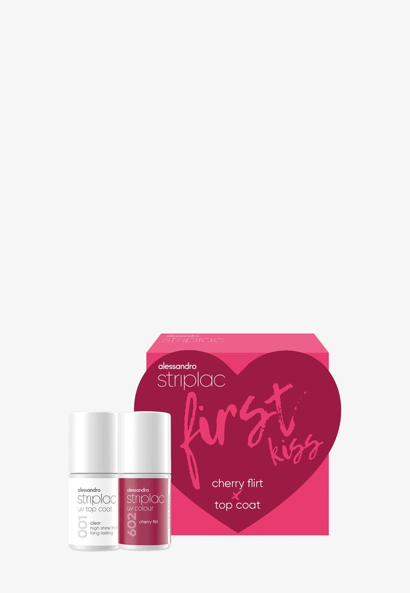 Ensemble Alessandro Striplac First Kiss avec vernis à ongles couleur cerise flirt UV et couche de finition transparente UV à côté d'une boîte en forme de cœur rose.