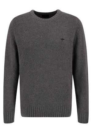 Grå strikket sweater med rund hals, ribbet kant og manchetter; har et lille, sort logo på brystet. Blød tekstur med spidse detaljer.