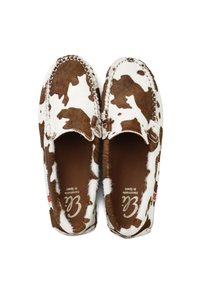 Mocasines deslizables de piel de vaca marrón y blanca con una textura suave de piel, costuras detalladas y una plantilla de cuero marrón.