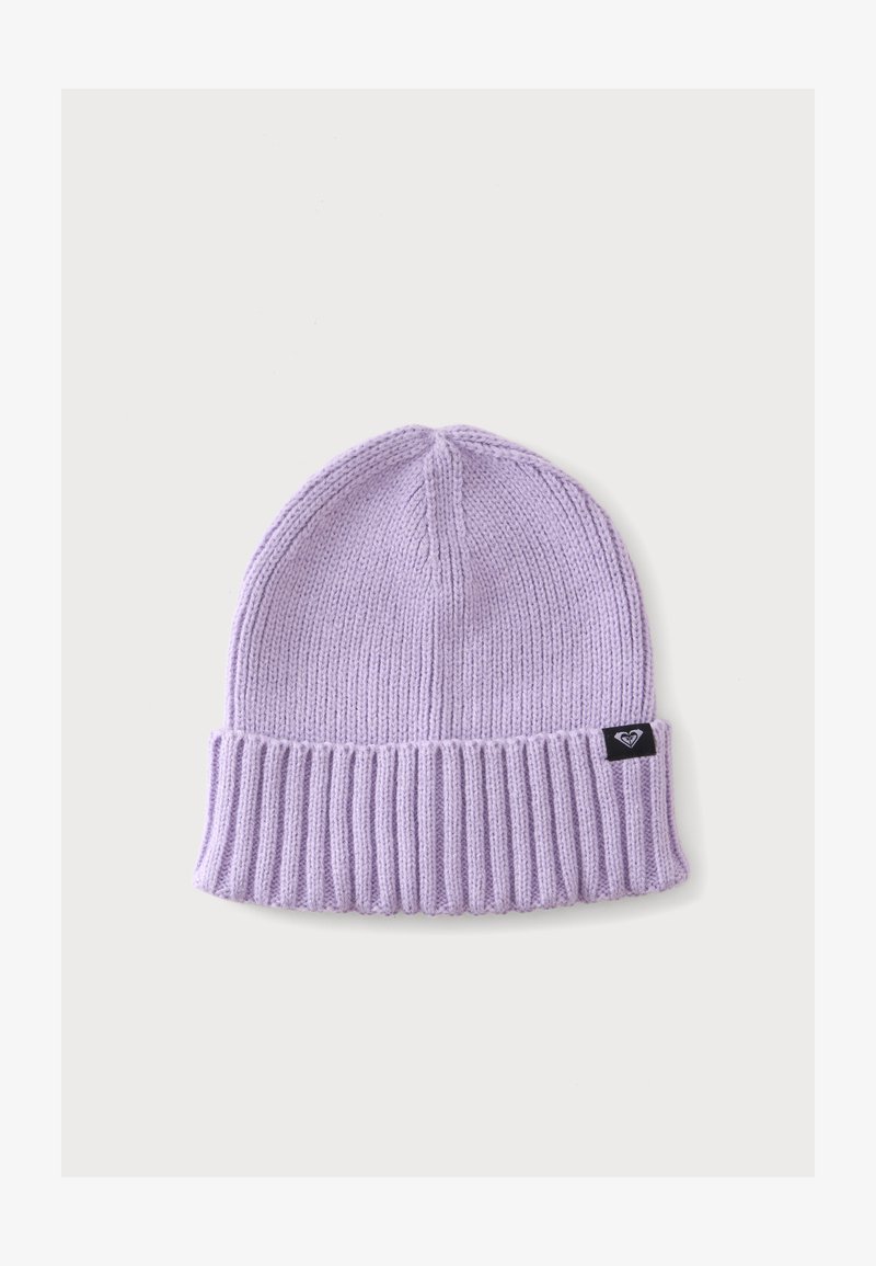 Bonnet en tricot lavande doux avec bord côtelé plié et petite étiquette noire avec un logo cœur blanc sur fond clair.