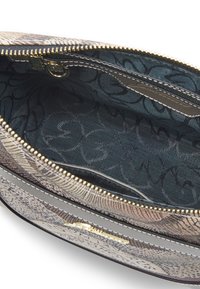 Pochette zippée avec un extérieur texturé dans des teintes beige et grise, dotée d'une doublure intérieure à motifs et de quincaillerie dorée.