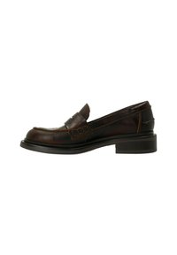Bruine leren instappers met een ronde neus, een slip-on ontwerp en stiksels. Voorzien van een dikke zwarte rubberen zool voor stabiliteit.