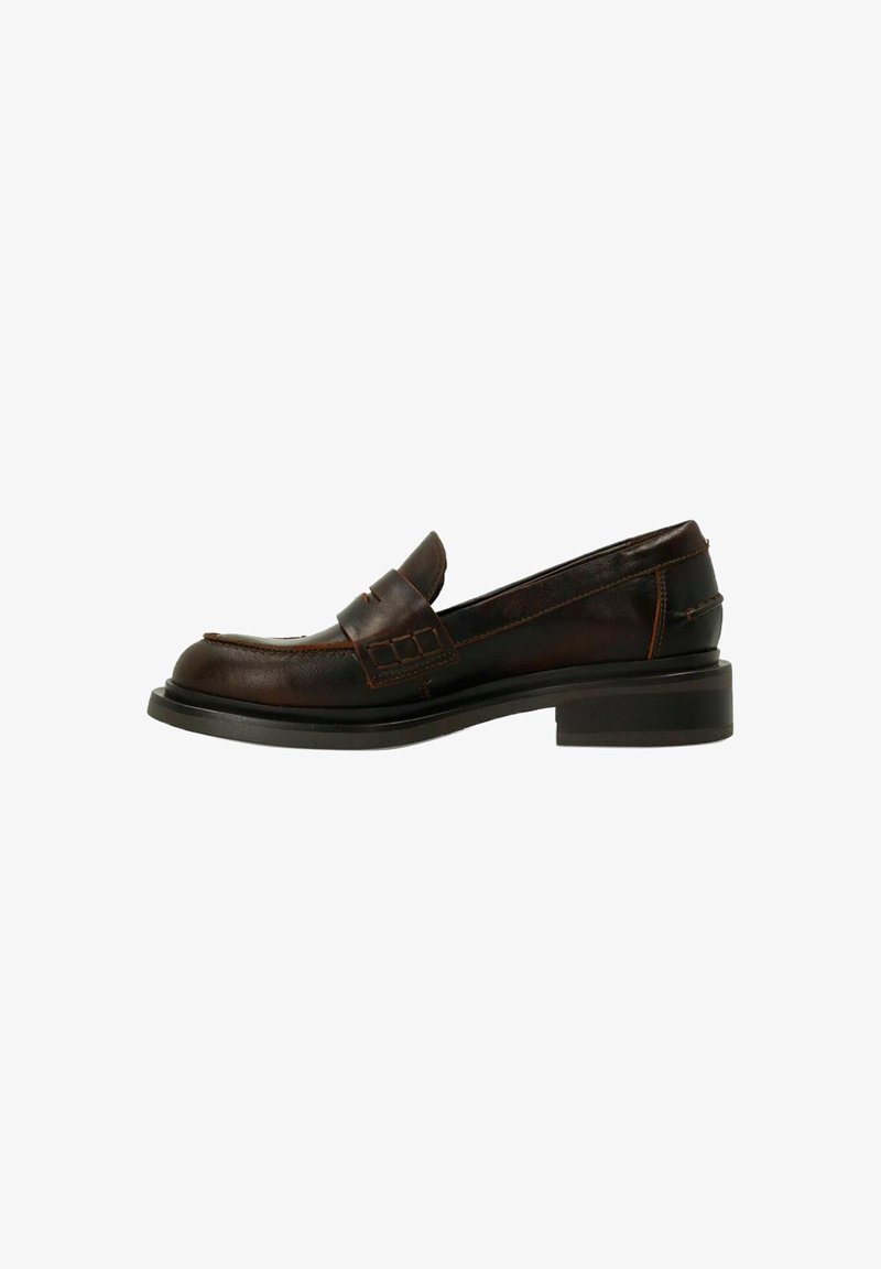 Bruine leren instappers met een ronde neus, een slip-on ontwerp en stiksels. Voorzien van een dikke zwarte rubberen zool voor stabiliteit.