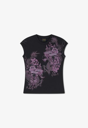 Zwart T-shirt met korte mouwen met paars bloem- en drakentatoeage-achtig ontwerp met rozen en tekstbanners met de tekst "Ed Hardy Tattoo City" en "Art Est. 1971".