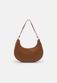 Sac à main en cuir marron avec une forme incurvée, une seule bandoulière, une texture lisse et une fermeture éclair sur le dessus. Design simple et minimaliste.