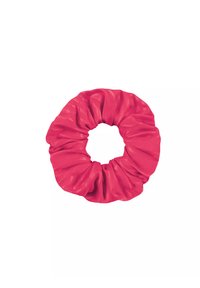 Czerwony scrunchie z gładkiego materiału, o falowanym wzorze i okrągłym kształcie, idealny do trzymania włosów na miejscu.