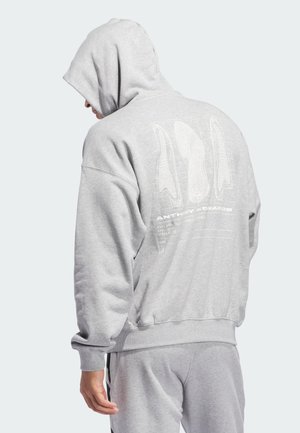 Sudadera gris con capucha, con un diseño gráfico blanco en la parte trasera, fabricada con tela suave. Puños y dobladillo con costillas, y un ajuste relajado.