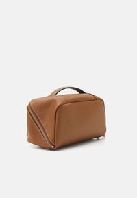 Guess MILANO BEAUTY CASE HANDLE - Vreća za pranje - sand