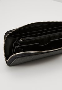 Michael Kors GREYSON TECH ZIP AROUND - Portemonnee - black