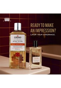 Flacons de gel douche et eau de toilette Cremo Spice & Black Vanilla sur le comptoir avec le texte : Prêt à faire impression ? Superposez le parfum.
