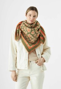 Grüner und oranger gemusterter Schal aus einem weichen Stoff, dreieckige Form mit fransigen Kanten, verziert mit floralen Motiven und geometrischen Akzenten.