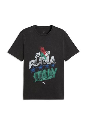 Czarny T-shirt Puma z napisem "2026 Puma Italy", czerwonymi i zielonymi pociągnięciami pędzla oraz niebieskimi gwiazdkami z przodu, krótki rękaw, okrągły dekolt.