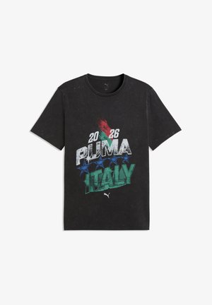 Czarny T-shirt Puma z napisem "2026 Puma Italy", czerwonymi i zielonymi pociągnięciami pędzla oraz niebieskimi gwiazdkami z przodu, krótki rękaw, okrągły dekolt.