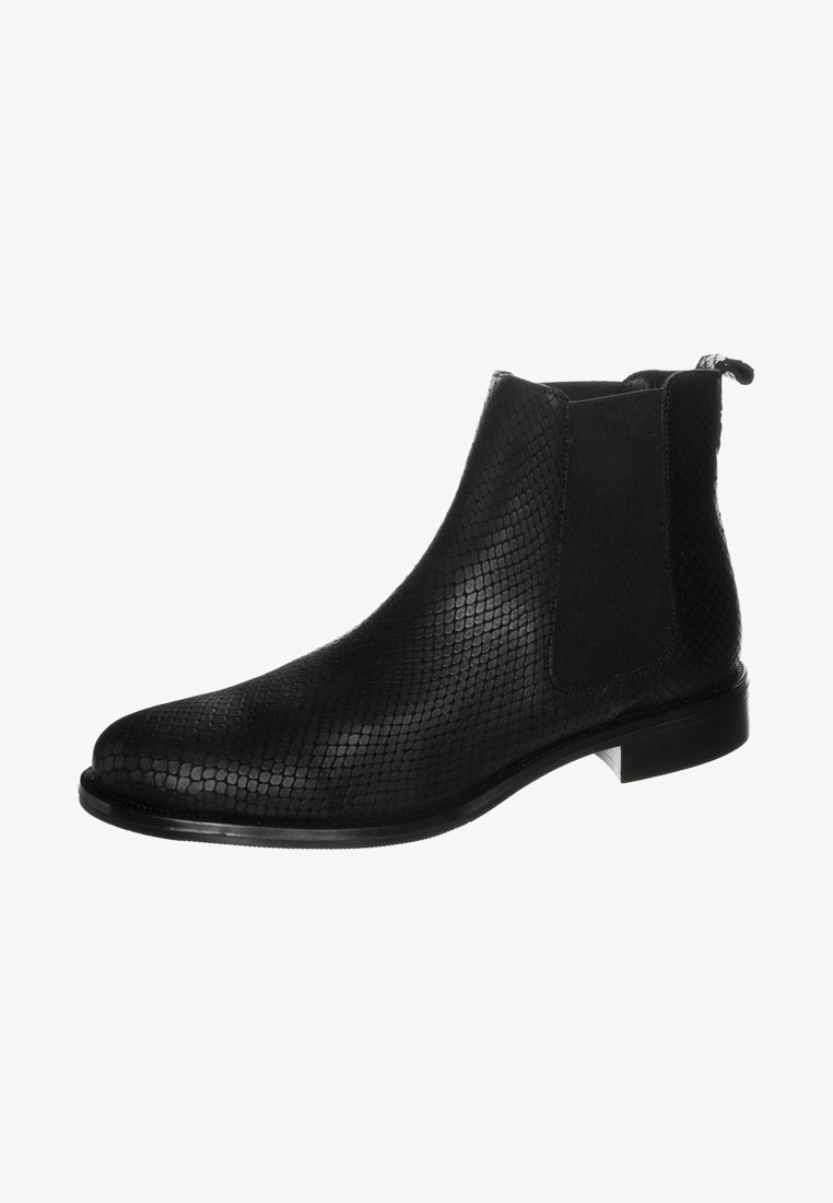 Botte Chelsea noire en matière synthétique texturée avec une finition à motif, des panneaux élastiques latéraux et un petit talon empilé.