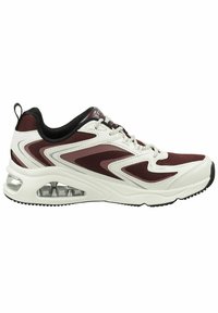 Zapatilla deportiva, principalmente blanca con acentos en burdeos, parte superior de malla, suela acolchada con ventana de aire, suela de goma texturizada y cierre de cordones.