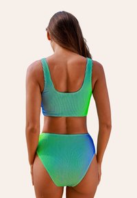 Dwucz�ęściowy strój kąpielowy o prążkowanej strukturze, w intensywnych kolorach od zielonego do niebieskiego w gradientzie. Góra ma kwadratowy dekolt i szerokie ramiączka.