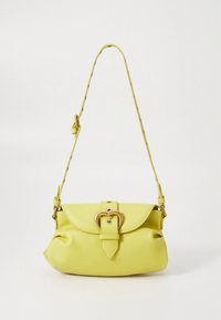 Rumena usnjena torbica z ukrivljenim poklopcem, z zaponko iz zlate kovine in dolgim nastavljivim trakom. Gladek tekstura in kompaktna oblika.