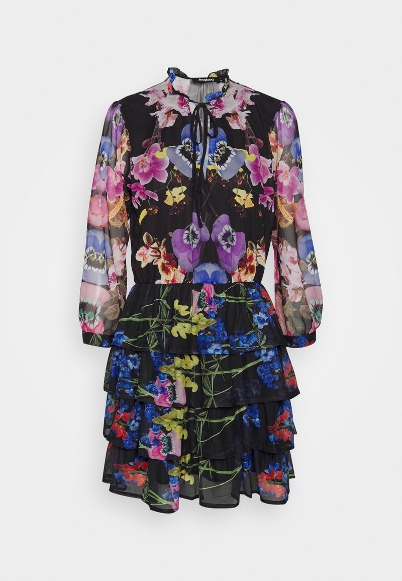 Blumenkleid aus transparentem schwarzem Stoff, mit mehrfarbigen Blumenmustern. Rüschenstufen und ein geraffter Ausschnitt mit einem Bindedetail.