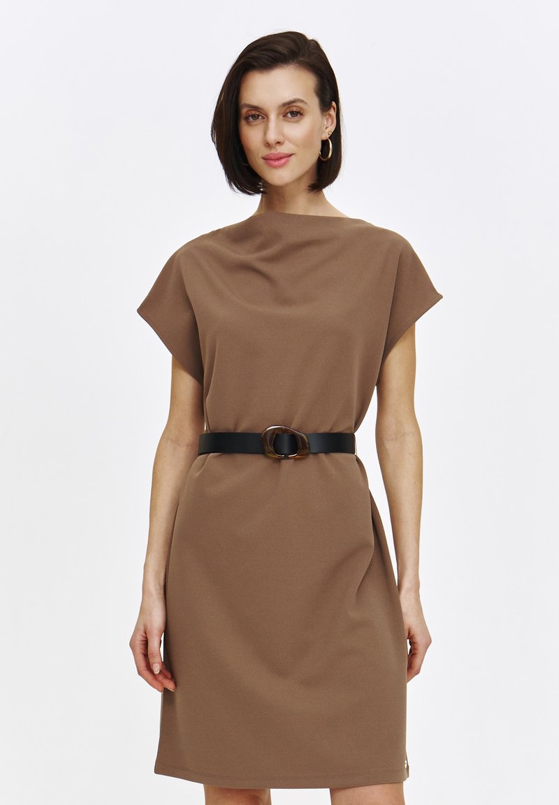 Brąsowa sukienka z miękkiego materiału, o luźnym kroju, z krótkimi rękawami i czarnym paskiem z okrągłą klamrą w talii.