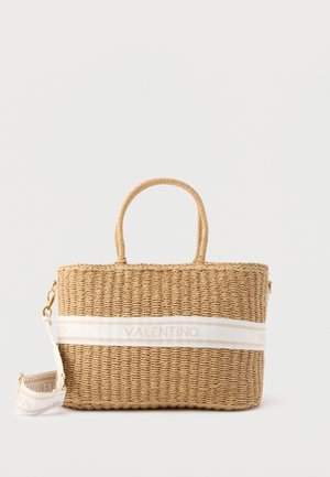 Geantă tote dreptunghiulară, împletită din paie, cu două mânere și o bretea albă detașabilă pe care este inscripționat textul „Valentino” pe banda centrală.