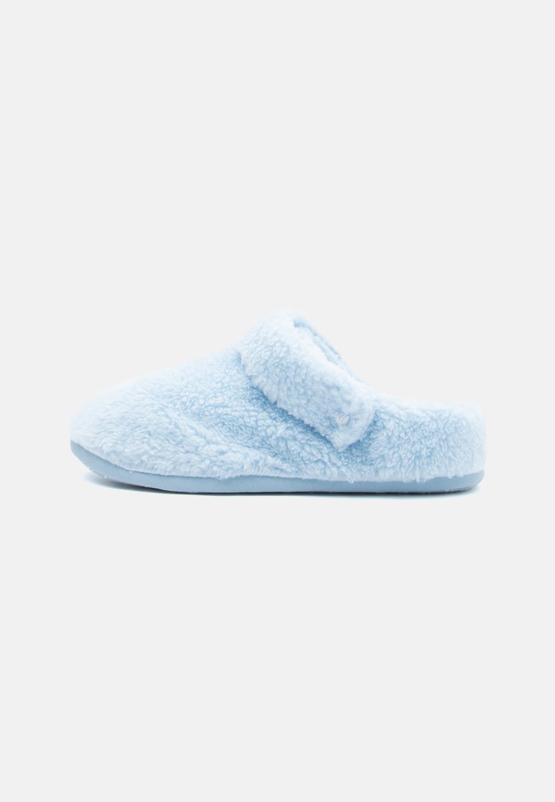 Világoskék bolyhos papucs, puha tapintással, nyitott hátú dizájnnal és lekerekített orral. Párnázott talppal a kényelemért.