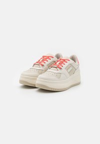 Tommy Jeans RETRO BASKET FLATFORM MIX - Zapatillas - ivory/bleached stone