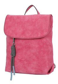 Zaino in suede rosa con chiusura a pattina, caratterizzato da un tassello intrecciato in bianco e nero e dettagli cuciti. Design rettangolare semplice.