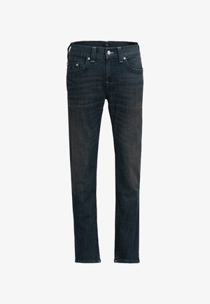 Donkerblauwe spijkerbroek met rechte pijpen, vijf zakken en een knoopsluiting. De stof vertoont een lichte textuur met subtiele vervagingseffecten.