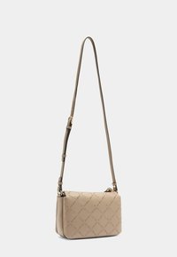 Borsa a tracolla beige in materiale stampato con motivo a diamante, con tracolla regolabile e dettagli in metallo dorato.