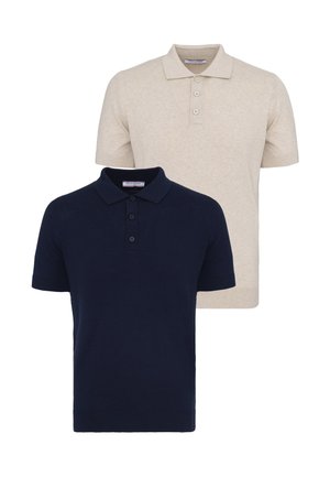 Két rövid ujjú galléros póló, egy beige három gombbal, egy sötétkék három gombbal, fehér háttéren bemutatva.
