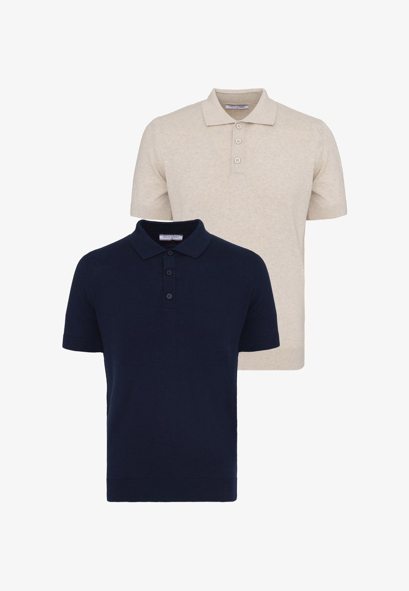Deux polos à manches courtes, un beige avec trois boutons, un bleu marine avec trois boutons, présentés sur fond blanc.
