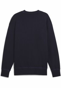 Sudadera azul marino con cuello redondo, hombros caídos y puños de canalé. Presenta costuras en contraste a lo largo de las costuras. Textura de tela suave.