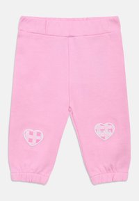 Pantaloni della tuta rosa con vita elasticizzata, polsini a coste e toppe ricamate a forma di cuore con motivo a scacchi e testo "GUESS".