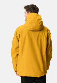 Gelbe wasserfeste Jacke mit Kapuze, die locker sitzt und eine glatte Textur hat. Keine sichtbaren Muster oder Hardware-Details.