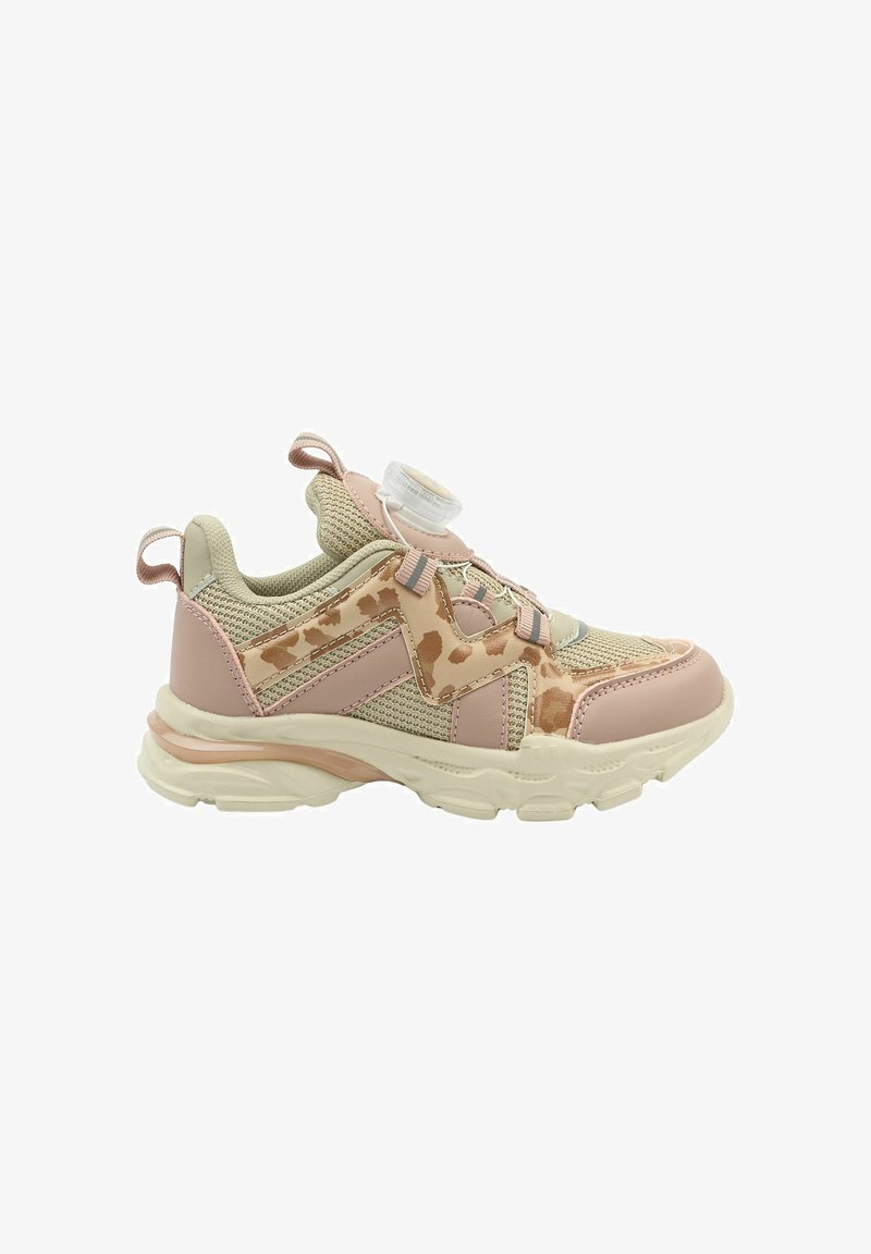 Baskets de sport beiges et roses avec une semelle épaisse, des accents imprimés léopard, un tissu en mesh et une fermeture à lacets à cadran rond sur la languette.